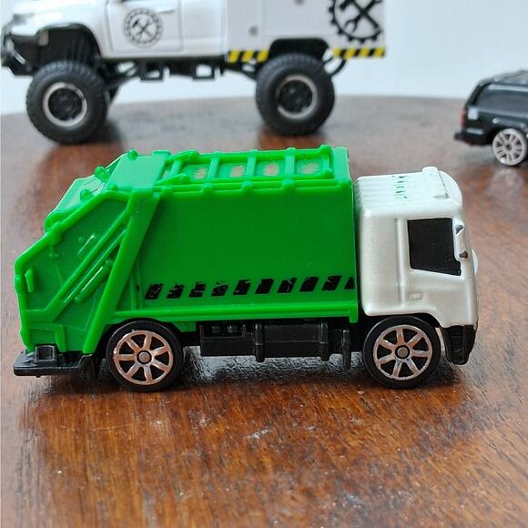 Maisto Diecast 8 Piece Car & Truck Lot Garbage Pickup Trucks - Picture 6 of 16